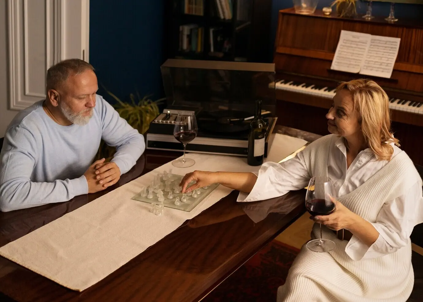 Pareja de personas mayores bailando en casa