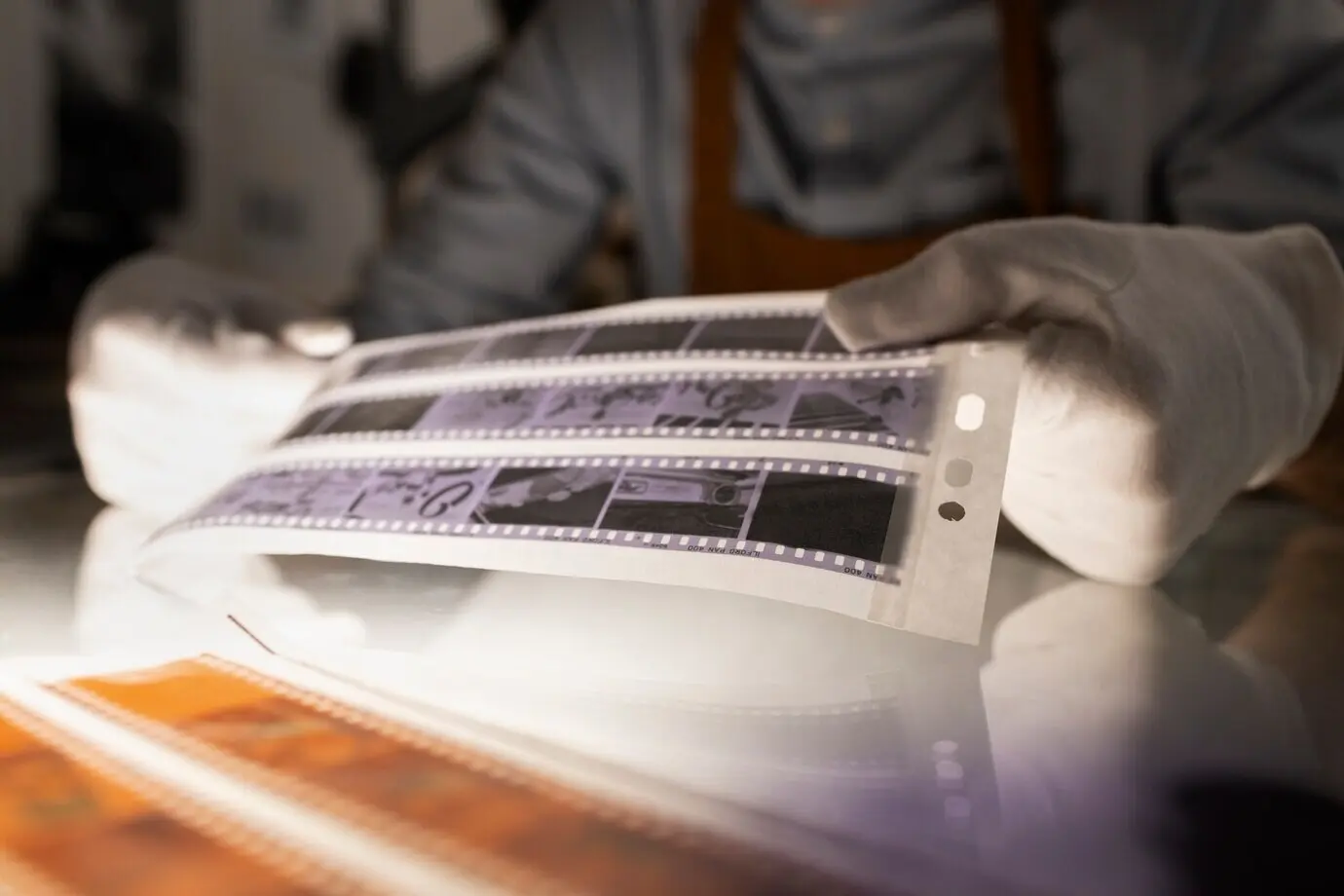 Vista frontal de un hombre trabajando en un cuarto oscuro
