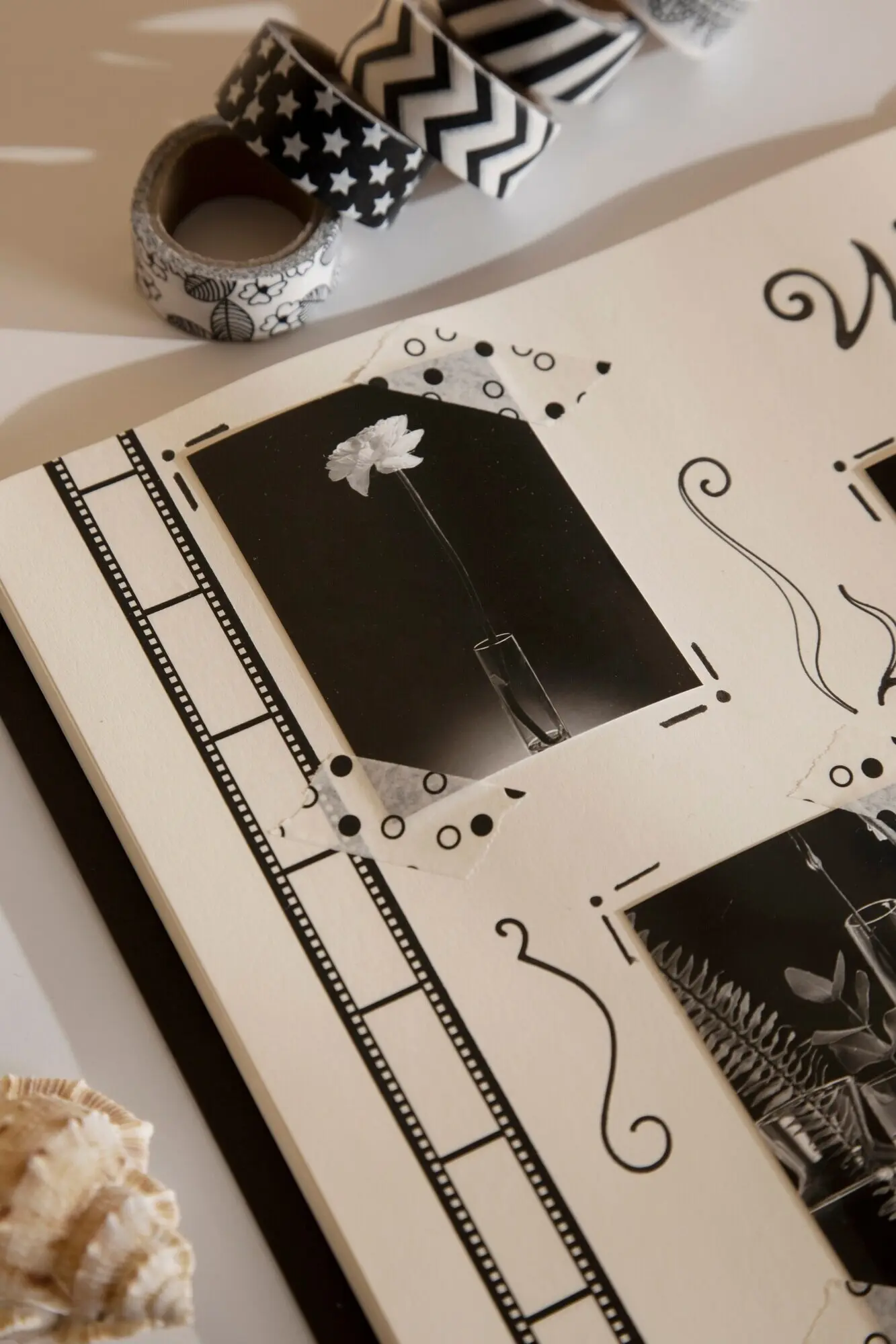 Álbum de recortes con un surtido de adornos para el hogar